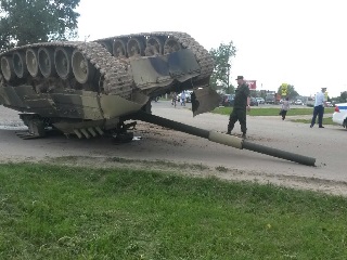 В Наро-Фоминске перевернулся транспортируемый военными танк